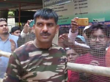 वाराणसी: बर्खास्त जवान तेज बहादुर यादव की बढ़ी मुश्किलें, कैंट थाने में दर्ज हुआ यह मुकदमा