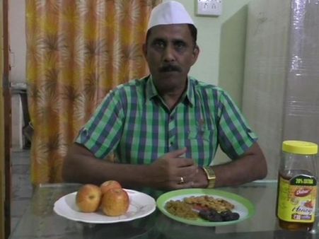 अधिकारी ने पेश की मानवता की मिसाल, बीमार था ड्राइवर तो रखे उसके हिस्से के रोजे