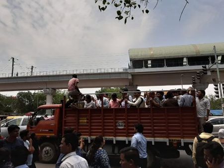 दिल्ली मेट्रो रुकी तो हुआ बुरा हाल, कहीं ट्रैक पर चलकर तो कहीं ट्रकों में ऑफिस पहुंचे लोग