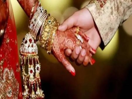 वर्जिनिटी टेस्ट की प्रथा का विरोध करने वाले परिवार का समाज ने किया बहिष्कार, चार लोगों के खिलाफ केस