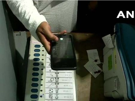 मतदान से पहले ही खोल दी EVM की सील, सभी कर्मचारी निलंबित
