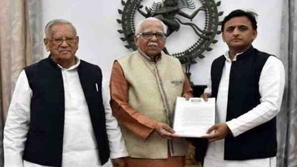 कानून-व्यवस्था के मुद्दे पर राज्यपाल से मिले अखिलेश, कहा- सरकार को जगाइए