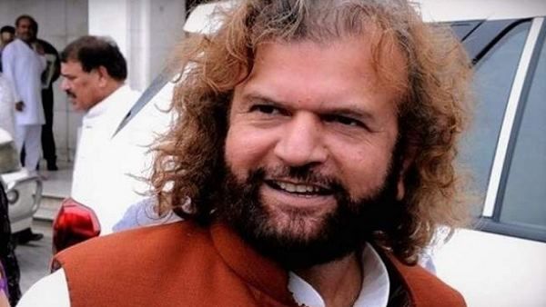 लोकसभा में शपथ लेते हुए हंसराज हंस कर बैठे ये बड़ी भूल, याद दिलाया तो...