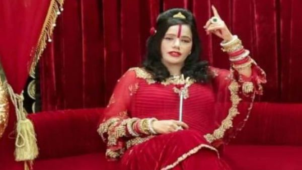 बीच इंटरव्यू में नारेबाजी करने पर अपने ही भक्तों से भिड़ गई राधे मां