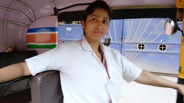 अभिनेत्री जो एक्टिंग के साथ ऑटो चलाती है