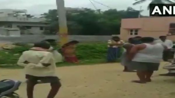 VIDEO: कर्ज नहीं चुका पाई महिला तो बिजली के खंभे से बांधा और फिर...