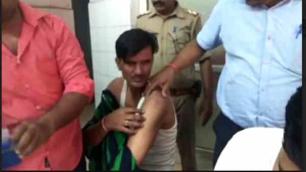 नोटिस लेकर पहुंचे सब इंस्पेक्टर को दबंगों ने ही पीट दिया, जान बचाकर भागे