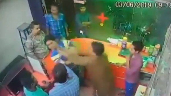 VIDEO: सम्मान में खड़ा नहीं हुआ केमिस्ट तो पूर्व मंत्री के भाई ने की धुनाई