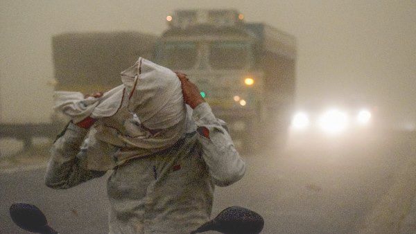 Big Alert: दिल्ली-NCR का आज हो सकता है धूल भरी आंधी से सामना, तेज बारिश की भी आशंका