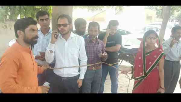 गुस्साई महिला पार्षद ने नमामि गंगा प्रोजेक्ट के 8 सदस्यों को पेड़ से बांधा, छुड़ाने पहुंची पुलिस
