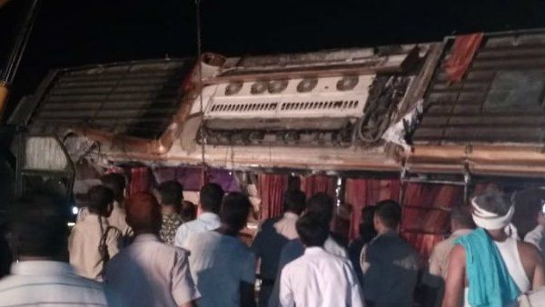 मथुरा: यमुना एक्सप्रेस वे पर अनियंत्रित होकर पलटी डबल डेकर बस, 4 की मौत