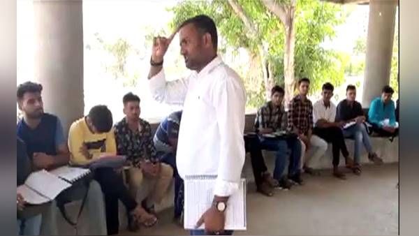 सूरत अग्निकांड: सरकार ने कोचिंग सेंटर सील किए तो बच्चों को पढ़ाने श्मशान में ले गया ये गुजराती टीचर