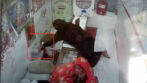 नकाब पहने शातिर महिला ने दुकान से चोरी कर लिए लाखों के जेवर से भरा बॉक्स