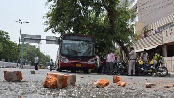 नमाज़ पढ़ रहे लोगों पर टूटा तेज रफ्तार कार का कहर, 17 लोग घायल