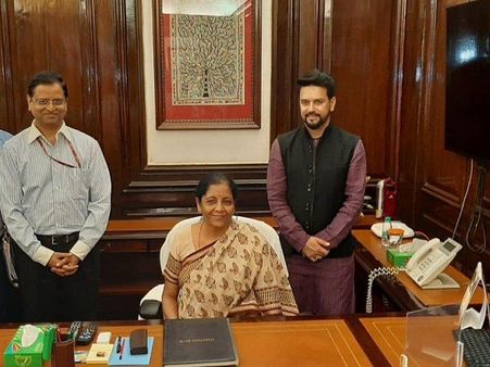 दिव्या स्पंदना ने तंज कसते हुए निर्मला सीतारमण को दी बधाई