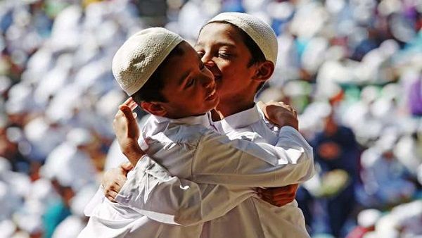 दारुल उलूम का नया फतवा, 'ईद में गले मिलना इस्लाम का नियम नहीं'