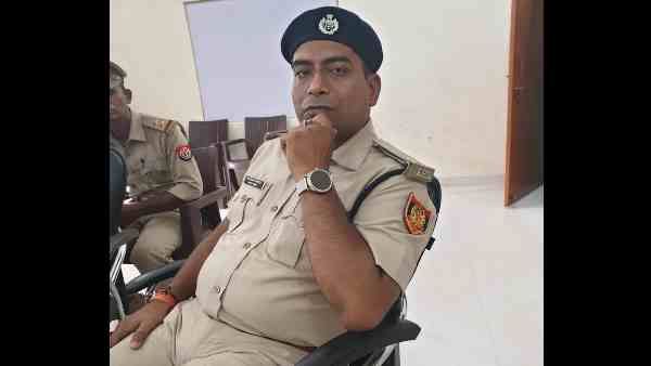 लग्जरी गाड़ी में नीली बत्ती लगाकर घूमनेवाला फर्जी IPS पकड़ा गया तो बोला- वर्दी पहनकर आता है मजा