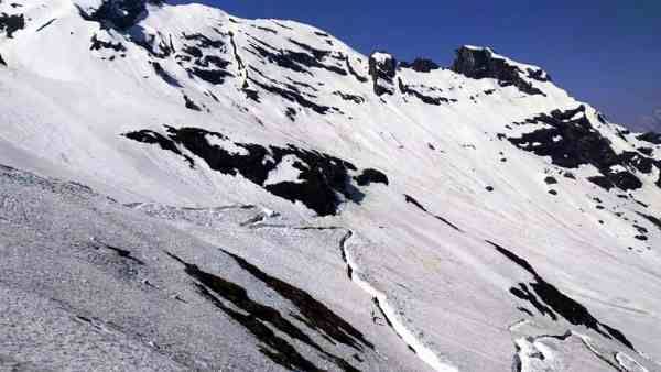 हेमकुंड में तीर्थयात्रियों की तादाद बढ़ने से मंडरा रहा खतरा, तेजी से पिघलना शुरू हुए ग्लेशियर