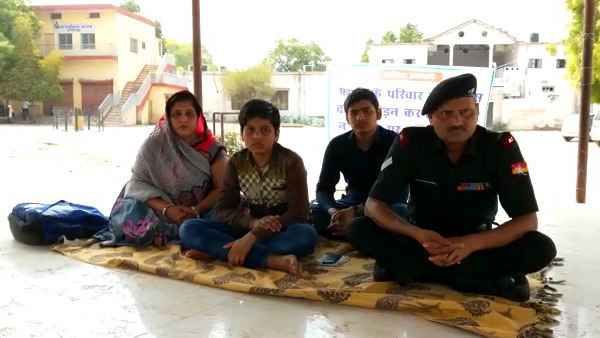 यूपी पुलिस ने नहीं की कार्रवाई, परेशान सेना का जवान परिवार समेत धरने पर बैठा