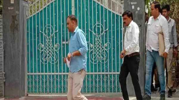 हमीरपुर: CBI की ताबड़तोड़ छापेमारी, खनन माफिया घर छोड़कर हुए फरार