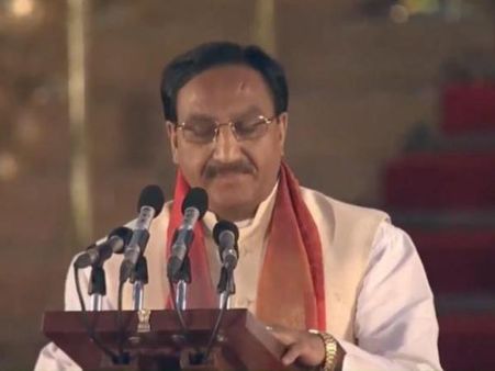 HRD मंत्री निशंक की डिग्री पर विवाद, डॉक्यूमेंट में जन्मतिथि भी दो-दो
