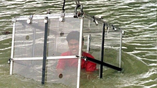 जादू का दांव पड़ा उल्टा! खुद को बूलेट प्रूफ बक्से में बंद कर करतब दिखाने नदी में उतरा मशहूर जादूगर लापता