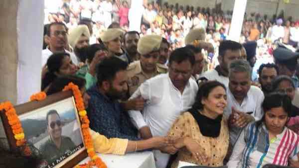 फ्लाइंग लेफ्टिनेंट मोहित गर्ग को हजारों लोगों ने दी अंतिम विदाई, वायुसेना के एन-32 विमान हादसे में हुए थे शहीद