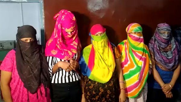 37 वर्षीय महिला बेटी-दामाद की मदद से चला रही थी सेक्स रैकेट, इस हाल में मिले 9 महिला-पुरुष