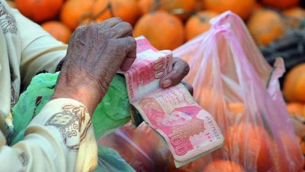 पाकिस्‍तान में रुपए की कीमत में गिरावट से मचा हाहाकार, कराची में दूध 200 रुपए लीटर