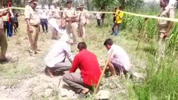 घर से निकले प्रधानपति का हो गया मोबाइल स्विच ऑफ, ढूंढने पर जंगल में गड़ी मिली लाश