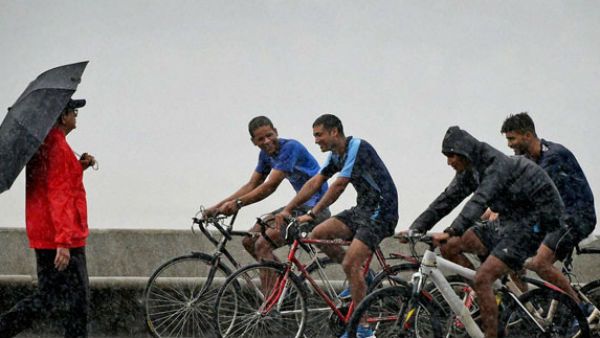 Monsoon: मुंबई में हुई मॉनसून की पहली बारिश, फिजाओं में घुली मस्ती, देखें तस्वीरें