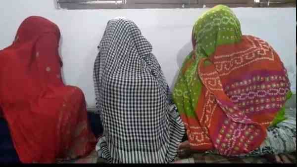 कॉलोनी के अंदर चल रहे सेक्स रैकेट का भंडाफोड़, पुलिस ने लड़कियों को किया गिरफ्तार