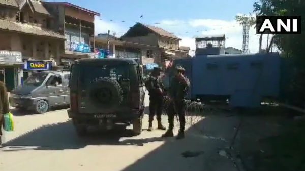 जम्‍मू कश्‍मीर: सोपोर में पुलिस स्‍टेशन पर आतंकियों ने फेंका ग्रेनेड, दो पुलिस जवान जख्‍मी