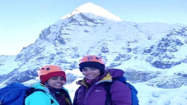 PHOTOS: पहली बार गुजरात की 2 बहनों ने एवरेस्ट किया फतह, -40°C में तिरंगा फहराकर लौटीं