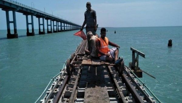 चलती ट्रेन से समुद्र में गिरा बुजुर्ग, रेलवे ने ऐसे रेस्क्यू कर बचाई जान