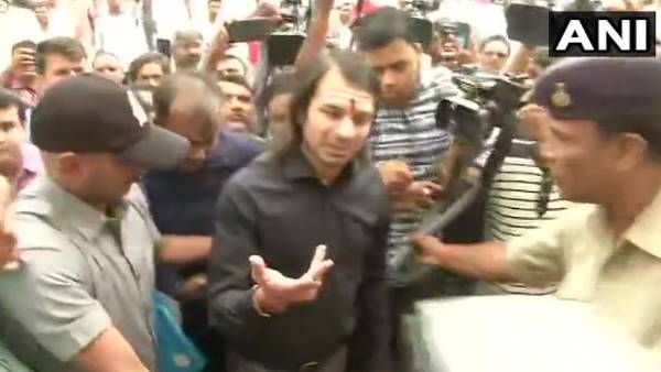 तेजस्वी की गैरमौजूदगी के बीच लालू यादव से मिलने रिम्स पहुंचे तेज प्रताप