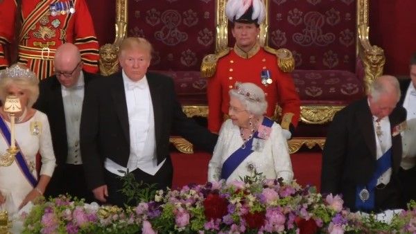 VIDEO: डोनाल्‍ड ट्रंप ने तोड़ा शाही प्रोटोकॉल, बकिंघम पैलेस में क्‍वीन एलिजाबेथ की पीठ पर रखा हाथ