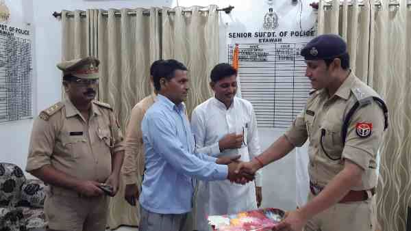 सड़क पर पड़ा मिला जेवर और पैसों से भरा बैग, असली मालकिन तक पहुंचाकर वेद बने मिसाल