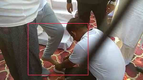 यूपी: योग करने के बाद मंत्री को कर्मचारी ने पहनाए जूते, सवाल पर भड़के नेता ने भगवान राम से की तुलना