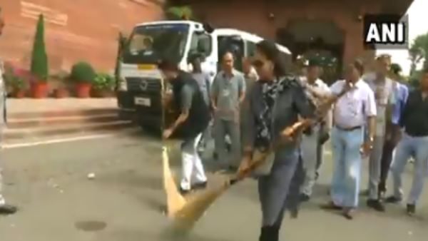 'स्वच्छ भारत अभियान' के तहत संसद में हेमा मालिनी ने लगाई झाडू तो लोग बोले- मथुरा में कचरा कम नहीं