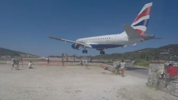 लोगों के सिर से महज 1 फीट ऊपर उड़ रहे प्लेन का वीडियो वायरल, देखकर उड़े होश