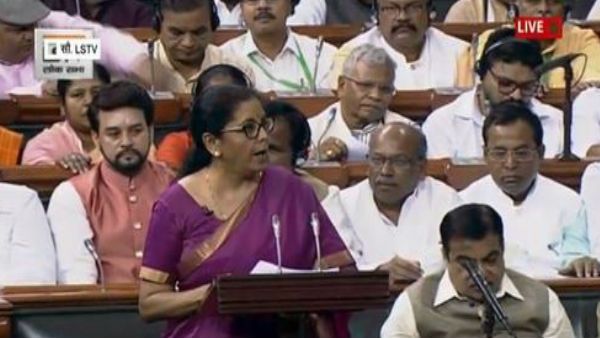 Budget 2019: बजट पढ़ते हुए पहली बार सीतारमण की किस बात पर बजीं सदन में तालियां