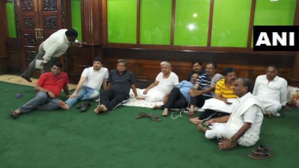 Karnataka crisis: कर्नाटक मामले में सुप्रीम कोर्ट जाएंगे BJP और कांग्रेस