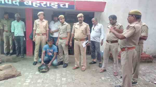 बस का इंतजार कर रहा था, पुलिस ने दौड़कर तस्कर को पकड़ा, मिले 8 दुर्लभ जीव