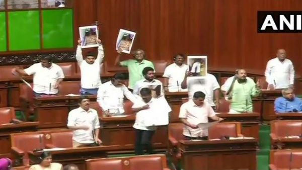 कर्नाटक में नाटक जारी: स्ट्रेचर पर लेटे विधायक की तस्वीर दिखाकर शिवकुमार ने स्पीकर से की सुरक्षा की मांग