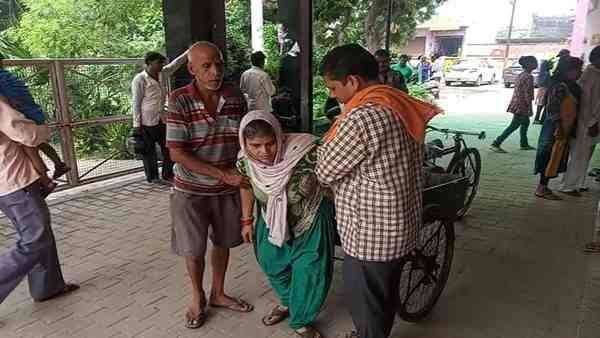 वनइंडिया खबर का असर, ठेले पर बीमार पत्नी को ले जाने वाले बुजुर्ग के घर इलाज के लिए पहुंचे CMO