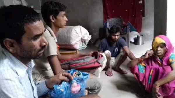 दबंगों के डर से पूरा परिवार पलायन करने को तैयार, नहीं मिला न्याय तो घर बेचने पर हुए मजबूर