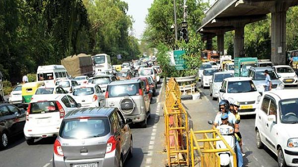 सड़क पर कार और बाइक चलाने से पहले पढ़ें ये खबर, ड्राइविंग लाइसेंस समेत बदल गए हैं ये 13 नियम