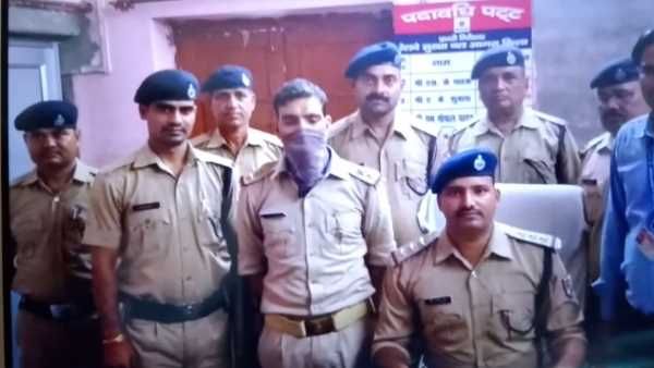 MA पास करके पुलिस की वर्दी पहनकर ट्रेनों में करने लगा लोगों से वसूली, पकड़ा गया फर्जी दरोगा