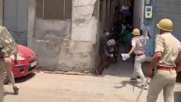 आगरा में मॉब लिंचिंग के विरोध के दौरान बवाल, पथराव के बाद पुलिस ने किया लाठीचार्ज